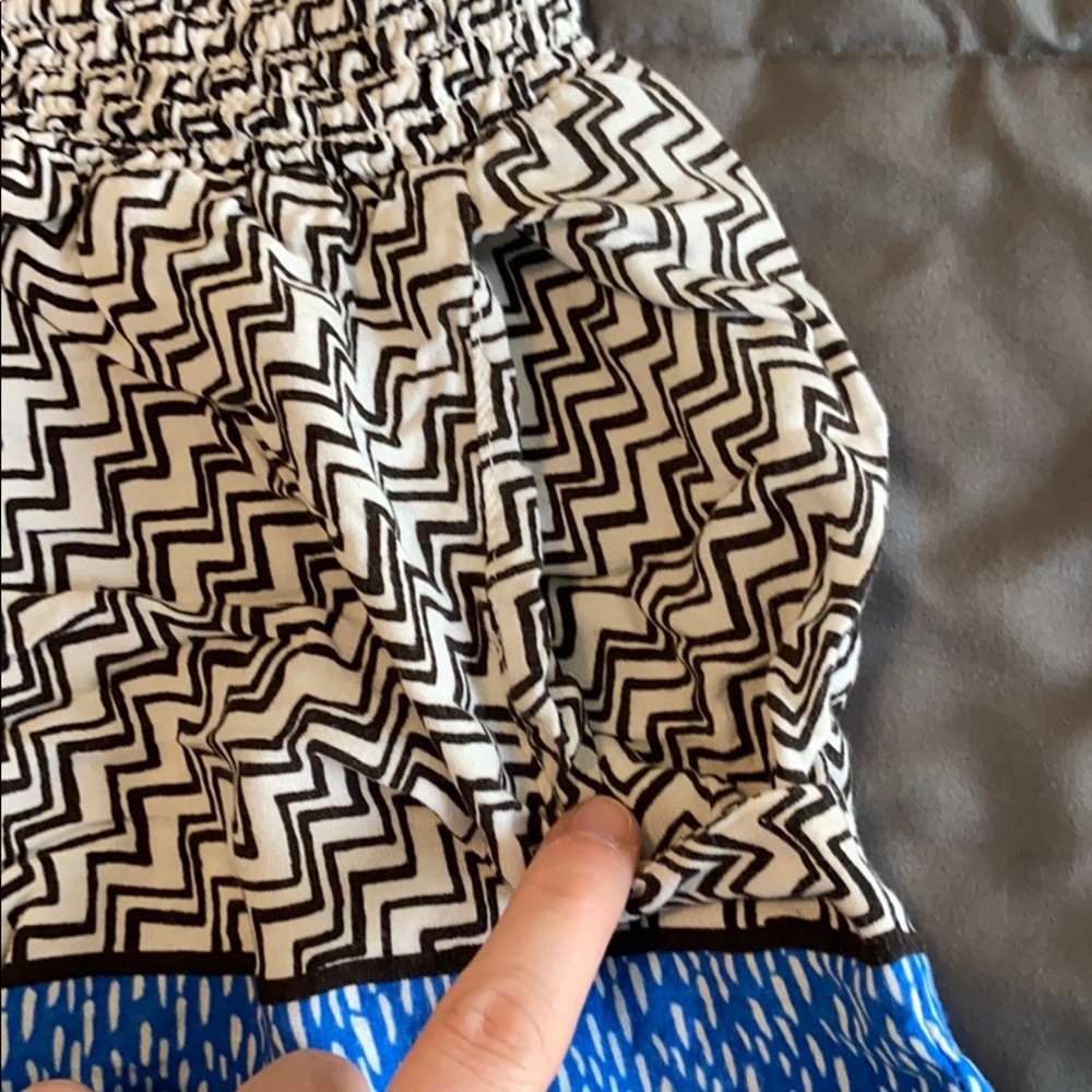 Patterned shorts. - Picture 3 of 4